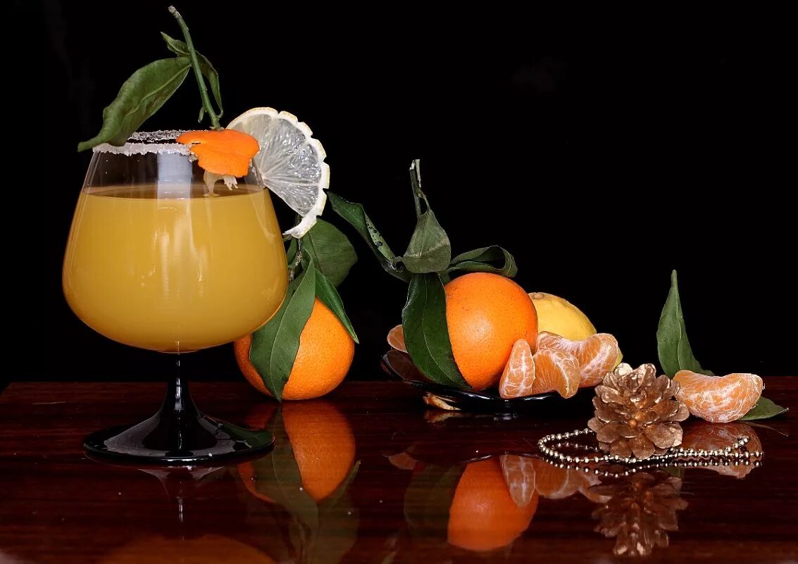 фруктовый сок. холодный апельсиновый сок. натюрморт с мандаринами. лимонад. фруктовый детокс.