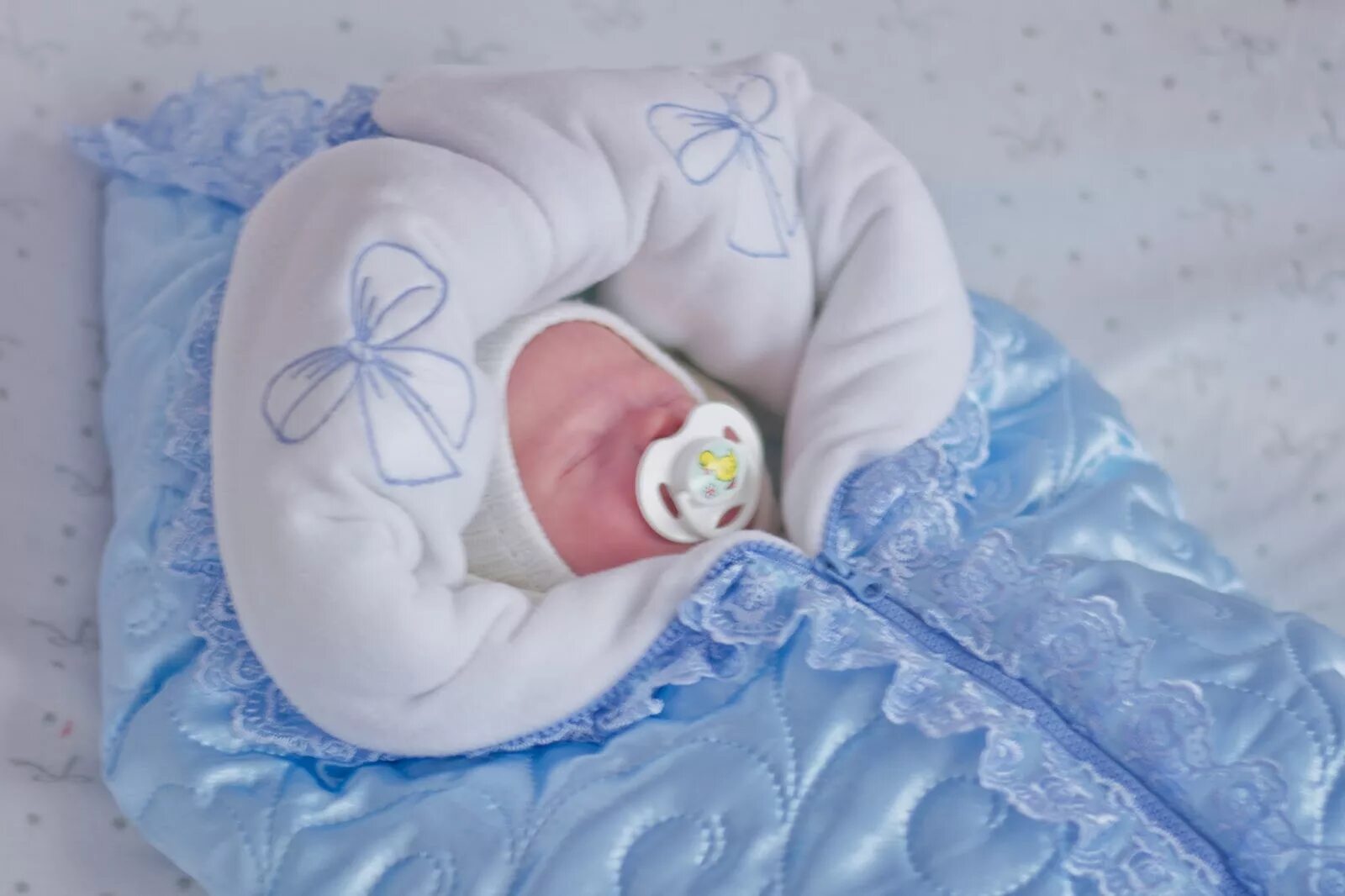 Выписка ребенка из роддома. Выписку новорожденного ребенка. Букеты для новорожденных на выписку. Выписку новорожденного ребенка. Конверт на выписку.