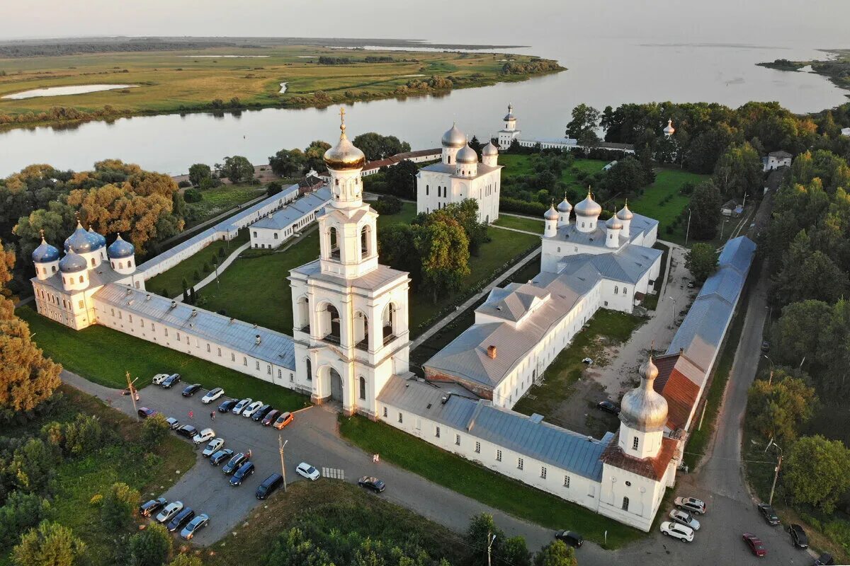 Экскурсия великий новгород 1 день. Свято-Юрьев монастырь Великий Новгород. Юрьев монастырь монастырь в Новгороде. Юрьевский монастырь в Великом Новгороде. Нижний Новгород Юрьев монастырь.