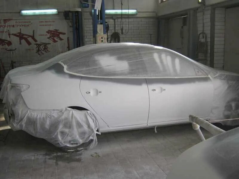 Грунтование кузова автомобиля. Грунтовка кузова автомобиля. Нанесение грунтовки на автомобиль. Нанесение грунтовки на автомобиль. Грунтовка для покраски автомобиля.