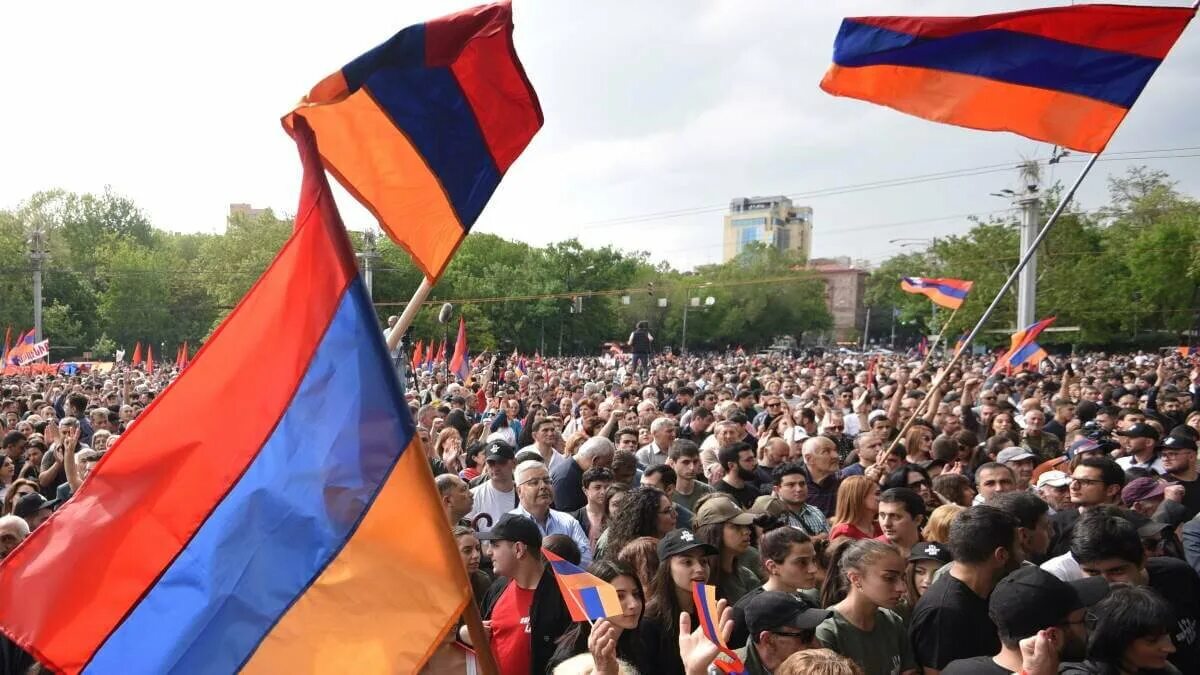 Поступи армения. Протесты в Армении. Митинг в Армении виценнтре Еревана. Акции протеста в Ереване. Ереван демонстрации оппозиции.