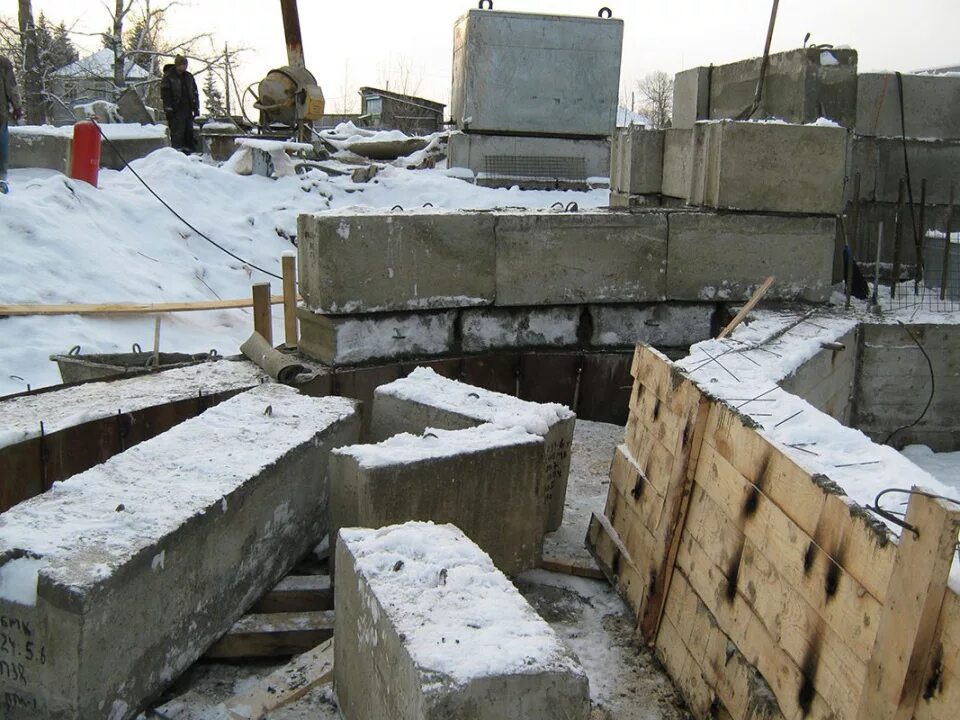 Фундамент из фбс с колоннами. Блок фундаментный 2400х600х400. Сломанные блоки фбс. Бетонный блок 2х пустотный 390х120х188. Пенополистеролбетонные блоки.