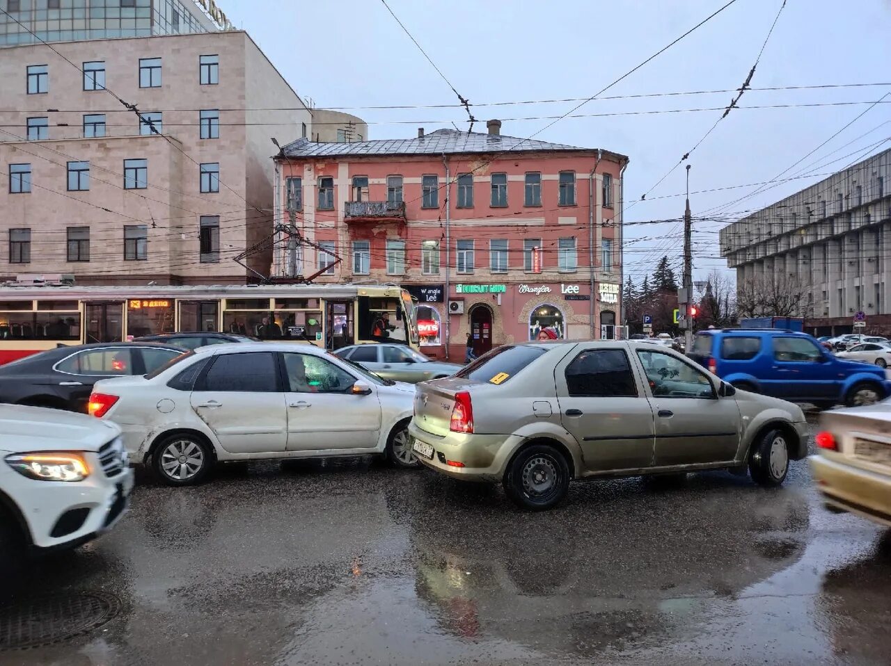 Тула машины Советская улица. Аварии в Туле 15/02. Авария в Туле сегодня вечером.