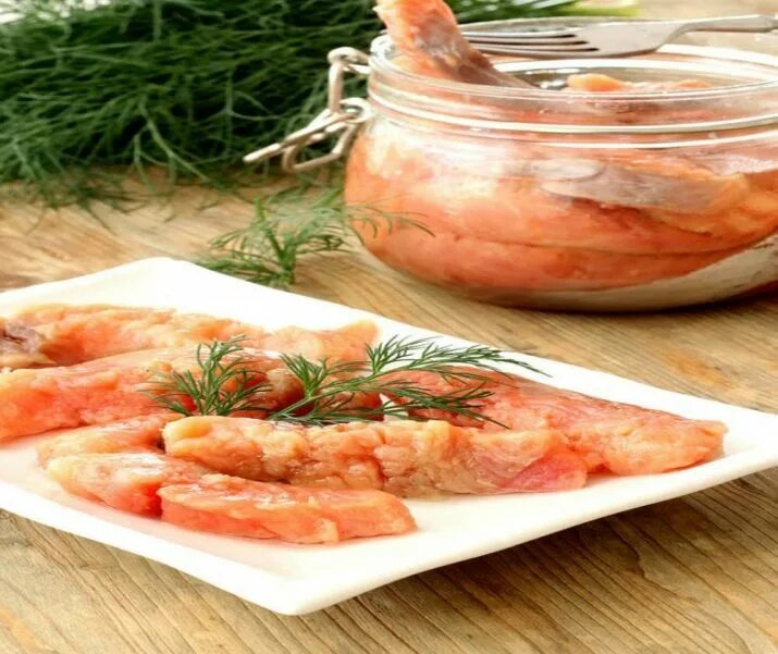 Горбуша как приготовить как посолить вкусно. Горбуша в маринаде. соленая красная рыба с луком. соленая горбуша в масле с луком. горбуша солёная в маринаде.