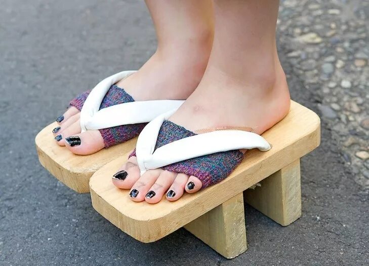 Маленькая гета. Сандалии гэта. Японские сандалии гэта. Деревянные сандали японские. Традиционная японская обувь.