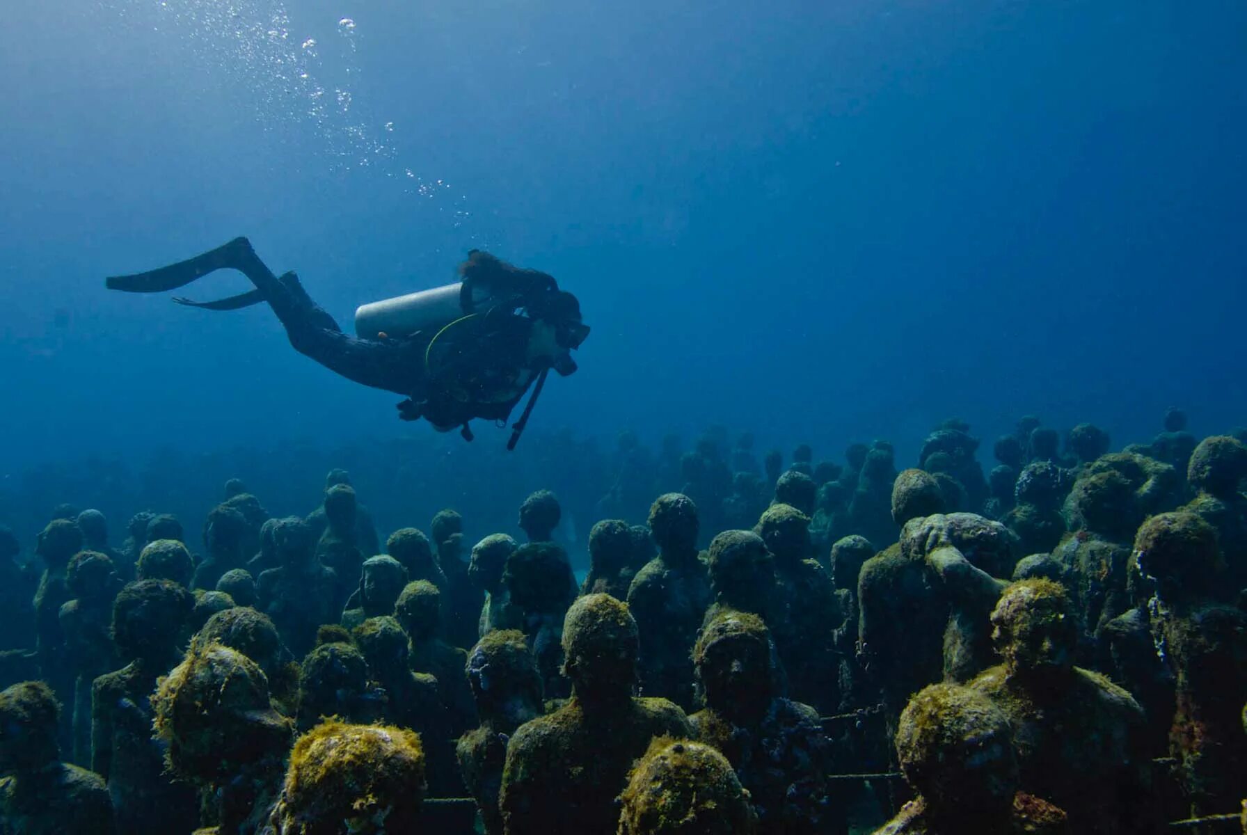 Тайный океанов. Исла Мухерес подводный музей. Подводный музей в Канкуне. Подводный музей скульптур в Канкуне. Канкун Мексика подводный музей.