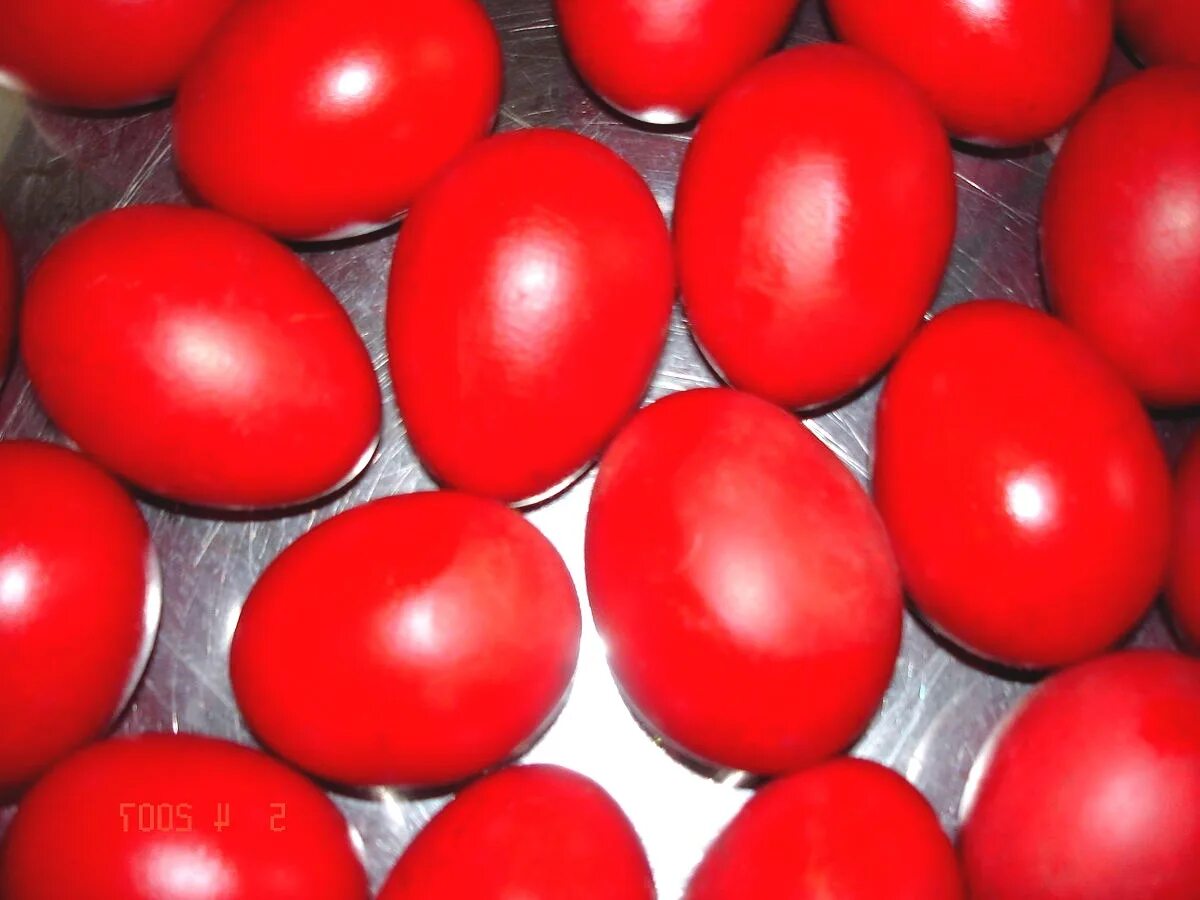Красное яйцо. Красные пасхальные яйца. Яйца крашенные красные. Ярко красные яйца на Пасху.