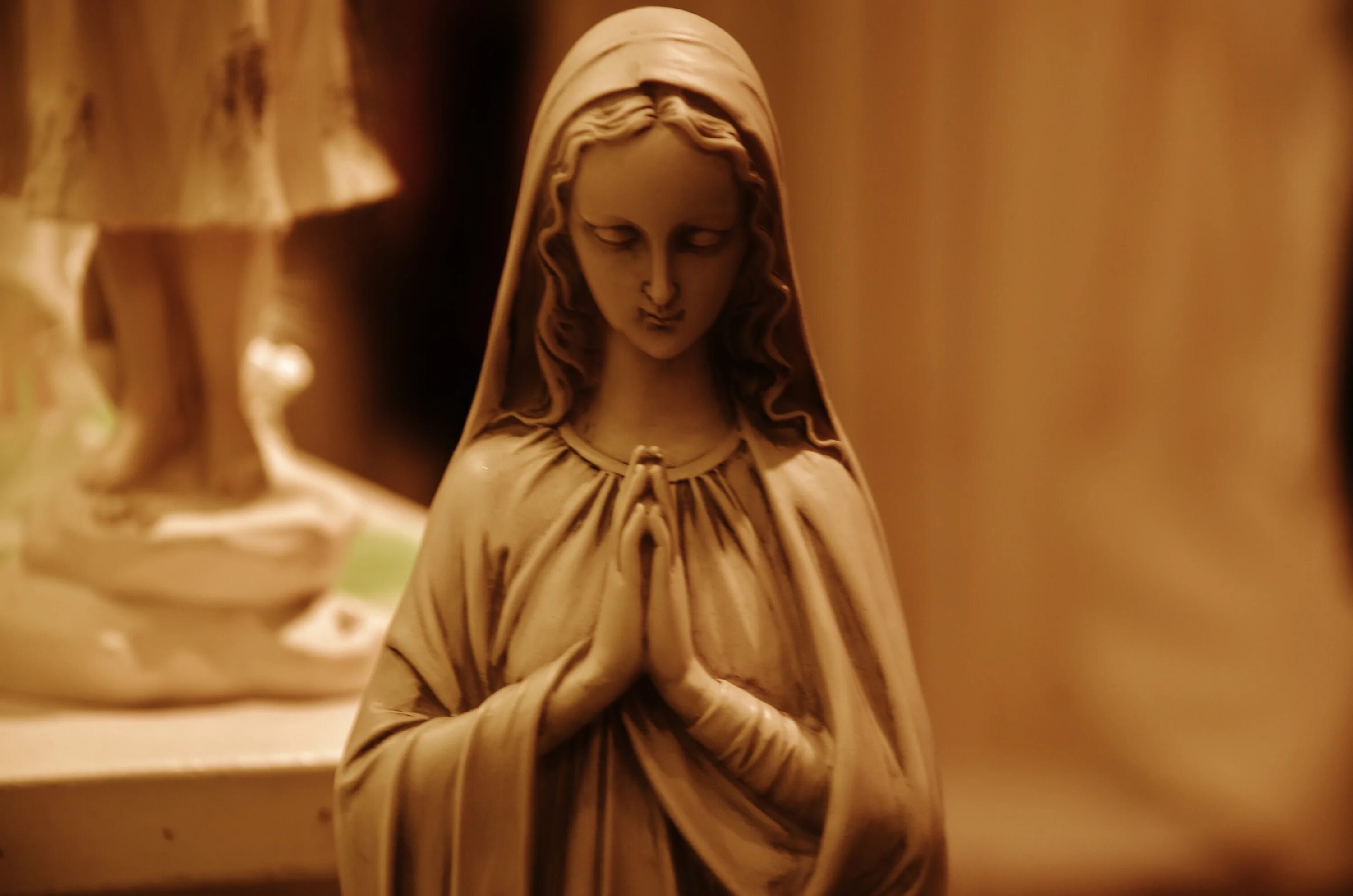 Бюст молящейся скульптура. Статуя молится. Молящаяся статуя. Скульптура молящийся девочка. Молящаяся статуя.