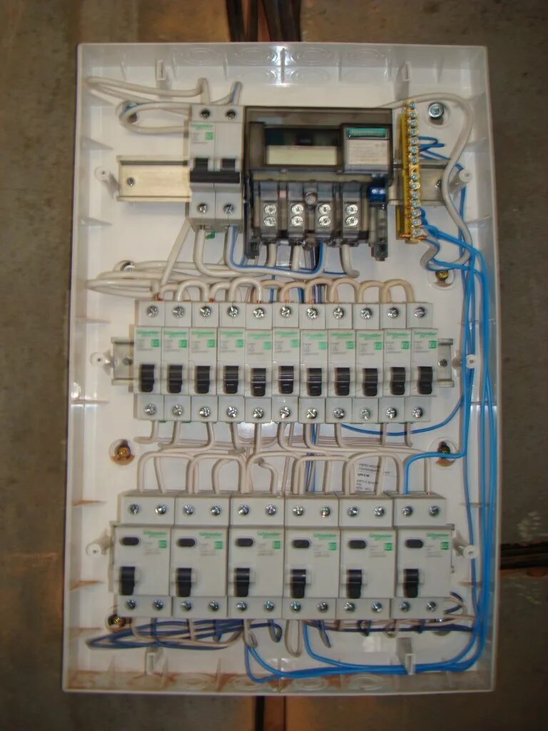 Электромонтер. Электромонтер. Электромонтажник судовой. Самарская область электрикам. Электрик.