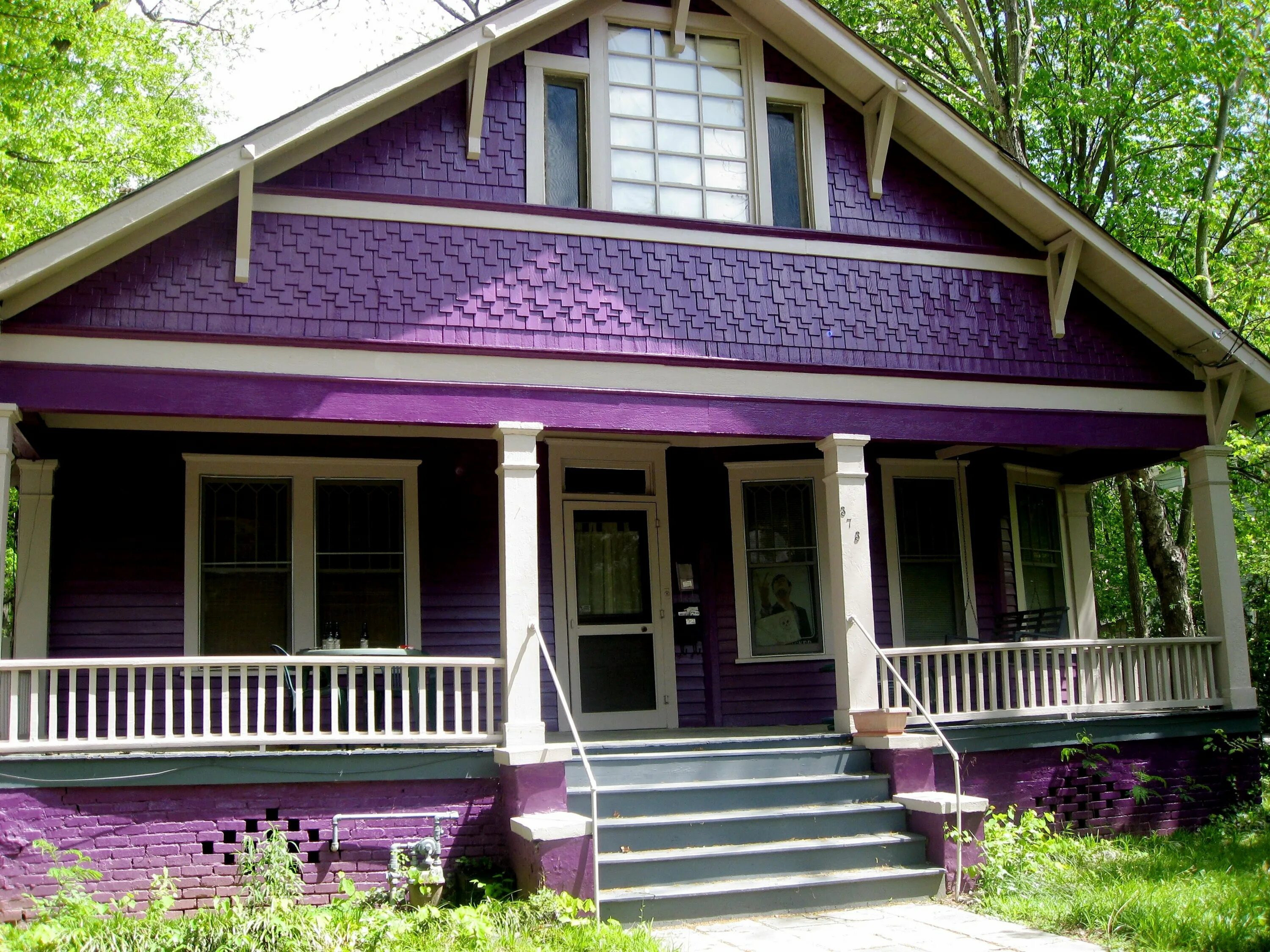 Покрасить дом на даче цвета. Фиолетовый дом. Фиолетовый деревянный дом. Дом с фиолетовым фасадом. Дом сиреневого цвета.