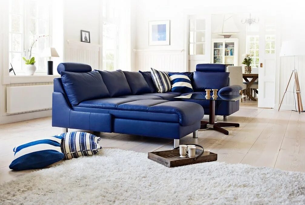 Синий диван. Синяя мебель в интерьере. Диван синего цвета. Диван синего цвета в интерьере.