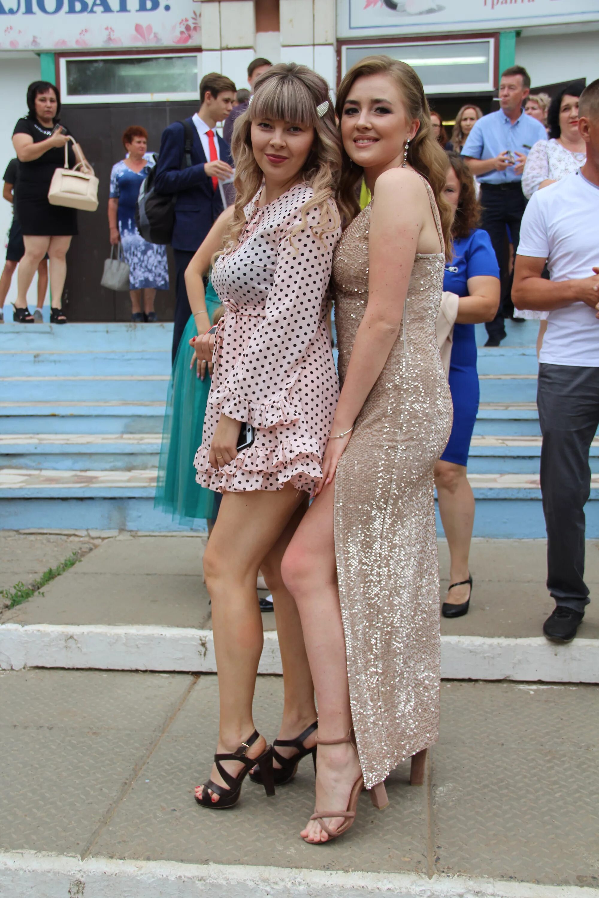 наряды выпускниц. засветилась на выпускном. прозрачные наряды выпускниц. вызывающий наряд на выпускной. вызывающие платья выпускниц.