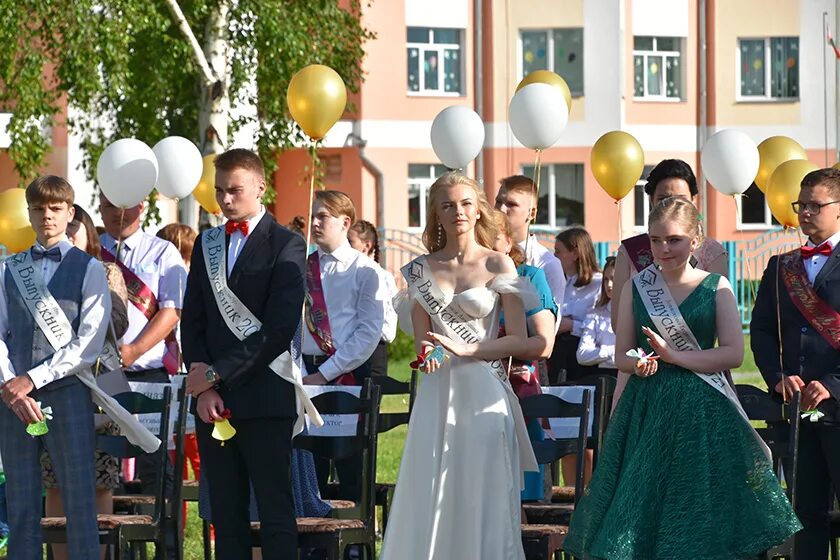 Погода в брагине на 14. Районный выпускной. Выпускной бал Алчевск 2019. Районный выпускной бал на площади сценарий. Видео районных выпускных.