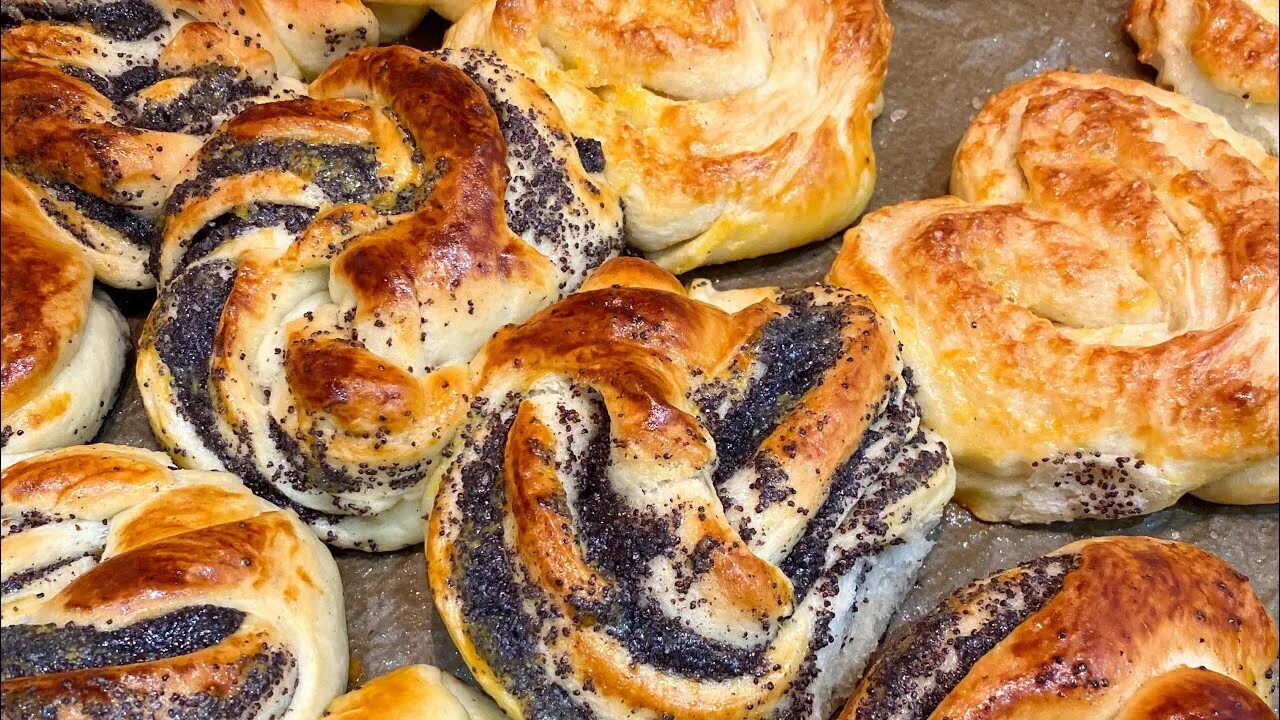 Коржики с маком. Сладкая булочка с маком. Булочка с маком. Сладкие булочки с маком из дрожжевого теста. Сдоба с маком ттк.