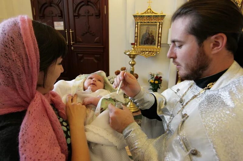 крещение ребенка фото. крещение в церкви. крестильные обряды. крестный папа церковь крещение. крещение что это такое.