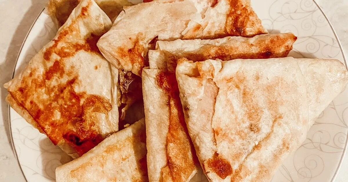 Конвертики из лаваша с колбасой и сыром. Конвертики из лаваша. конверты из лаваша. треугольные конверты из лаваша. пицца конверт из лаваша.