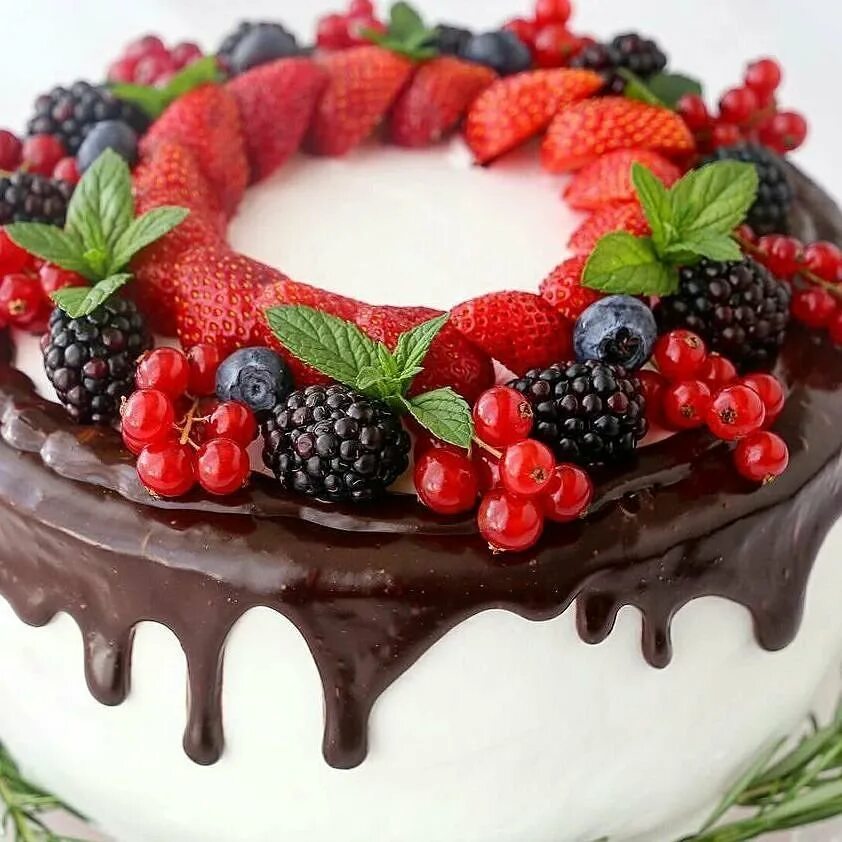 Красиво украшенные торты фото. Украшение торта. Торт с ягодным декором. Торт с фруктами. Украшение торта ягодами.