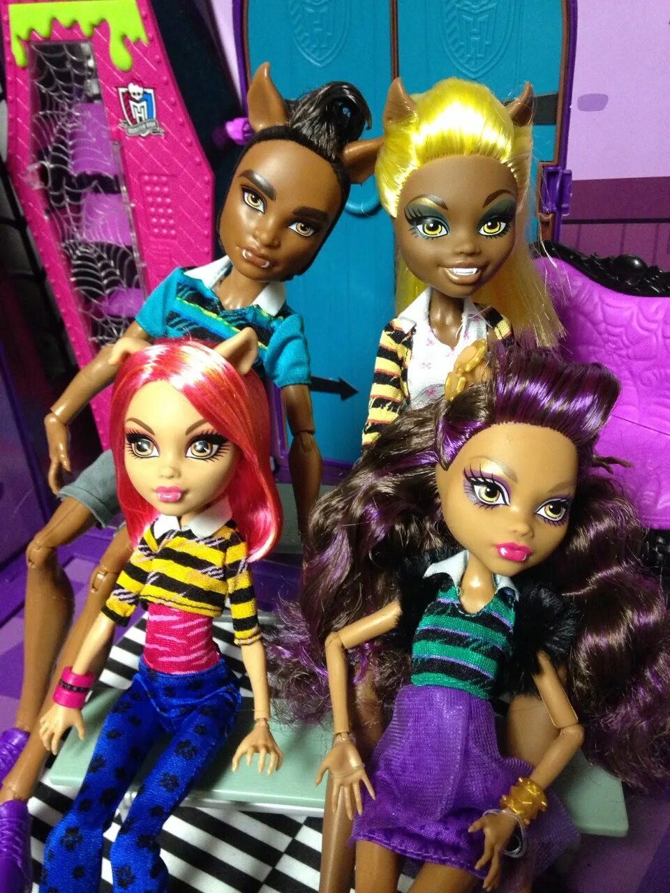 Сет монстер хай семья вульф. Сет монстер хай семья вульф. Сет вервольфов монстер хай. Куклы монстер хай семья вульфов. Семья клодин вульф монстер хай.