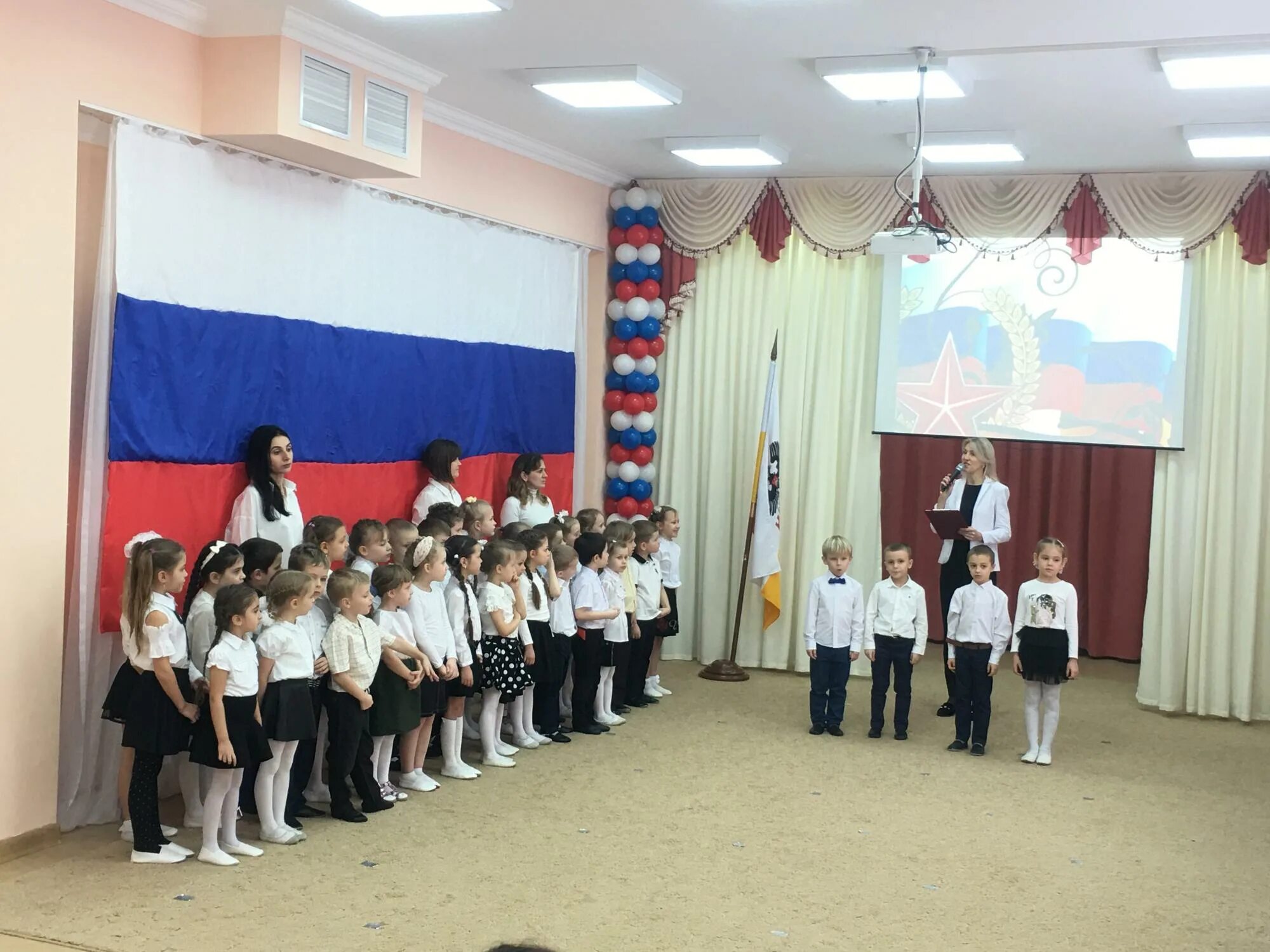 Открытие месячника оборонно-массовой и спортивной работы. Открытие военно патриотического месячника в детском саду. Месячник военно-патриотического воспитания. Открытие военно патриотического месячника в детском саду. Украшение зала к военно патриотическому месячнику в доу.