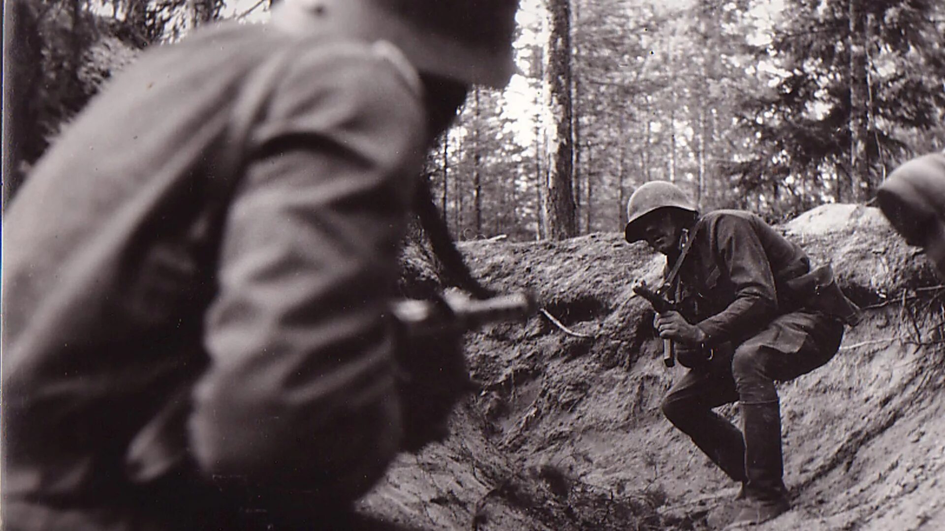Вторая мировая пипл. Немецкие солдаты в окопах ВОВ. Окопы первой мировой войны. Раненый немецкий солдат.