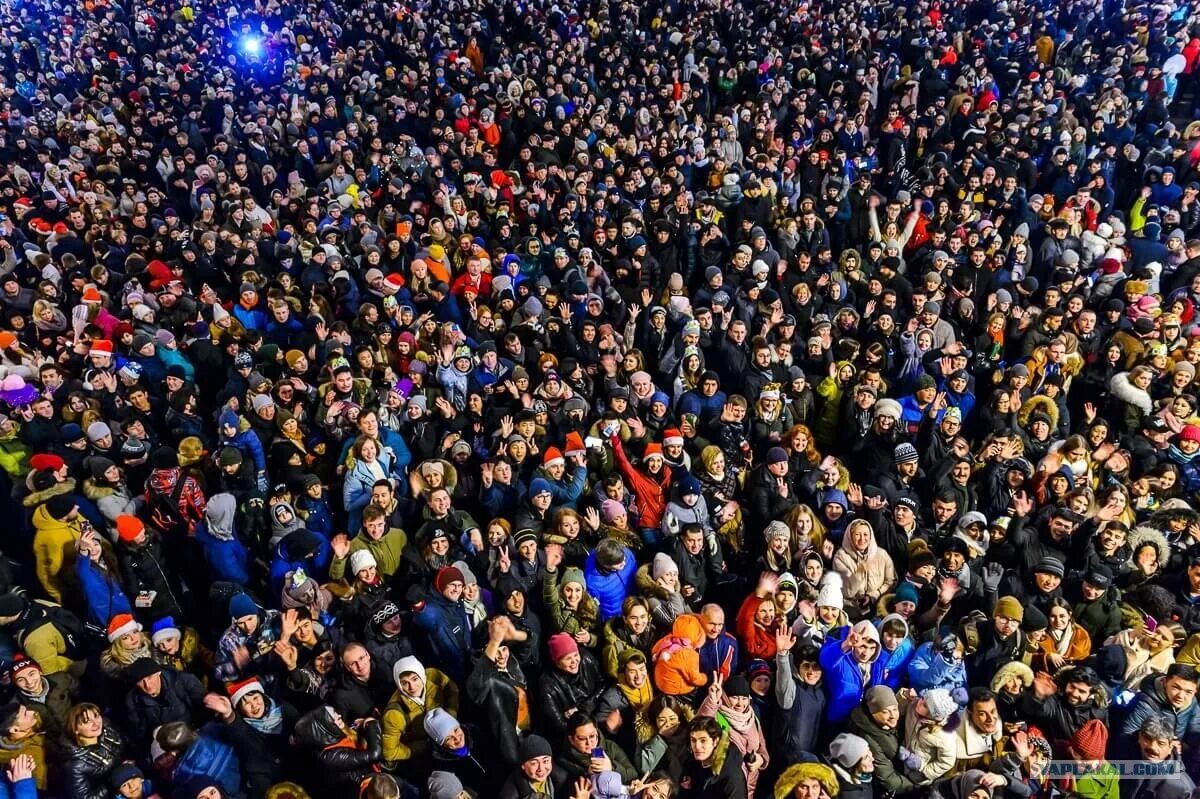 Население 22 млн человек. 2 Млн человек. Новый год толпа людей. Миллион человек в Москве. Миллион человек на одном фото.