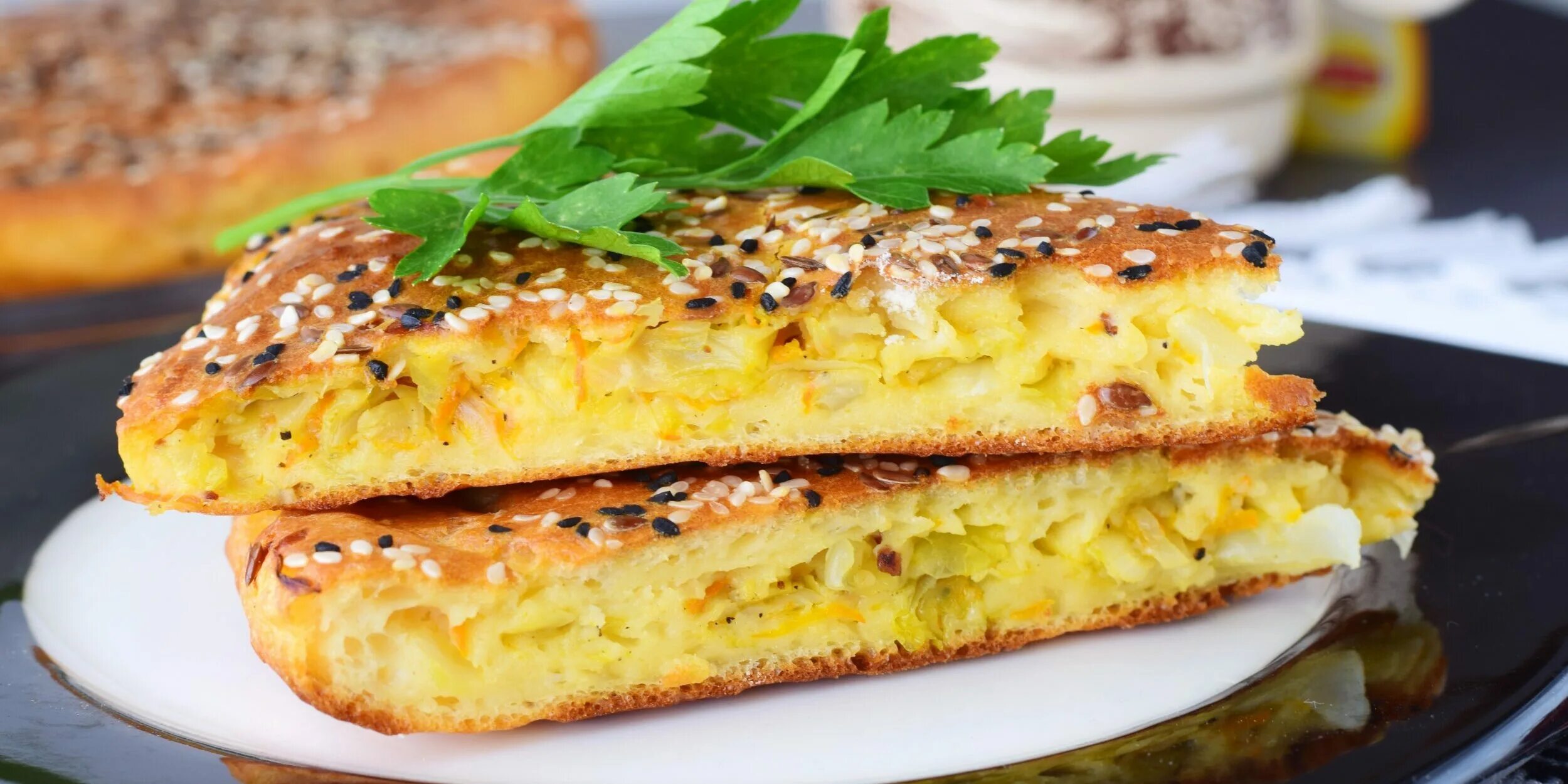 Постный пирог с капустой. Пирог с квашеной капустой в духовке. Капустный пирог магги. Уральские пироги. Пирог с капустой.