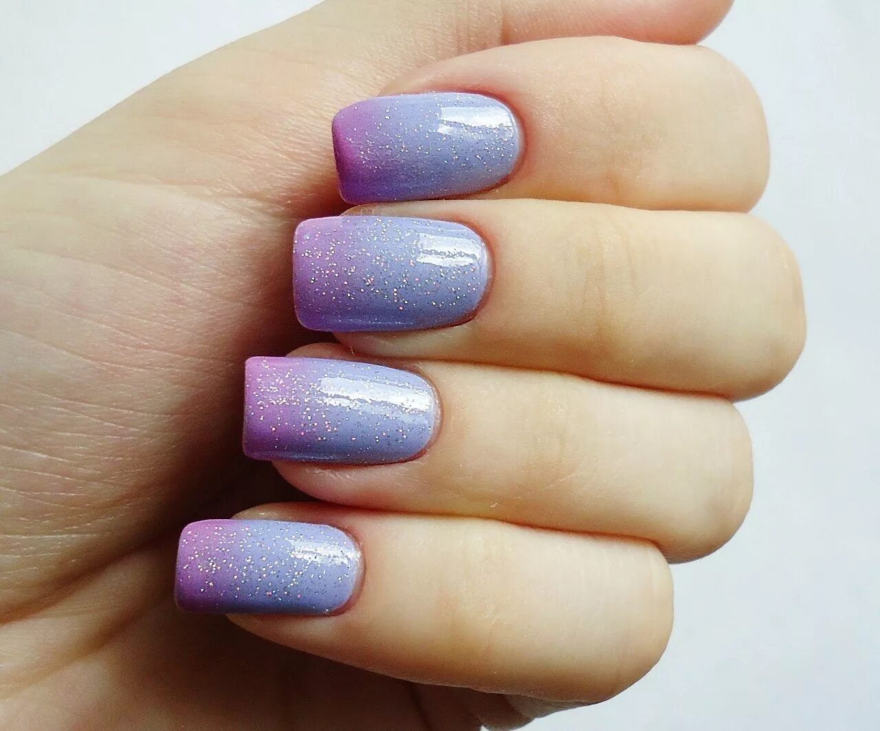 Фиолетовые ногти. Маникюр 2024 градиент. Маникюр полоски на ногтях. Красный градиент маникюр 2022. Яркие розовые ногти.