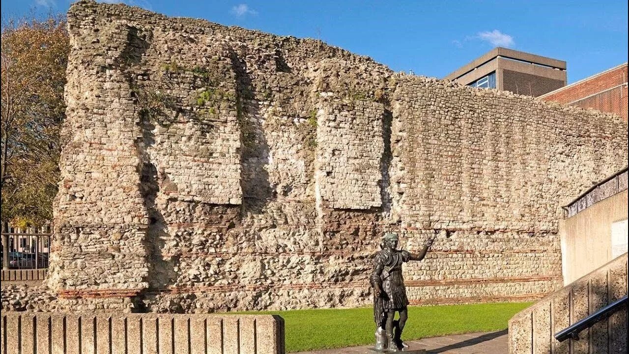 Лондонская стена Лондиниум. Тауэр Хилл в Лондоне. Римская стена в Лондоне. Римская стена Тауэр.