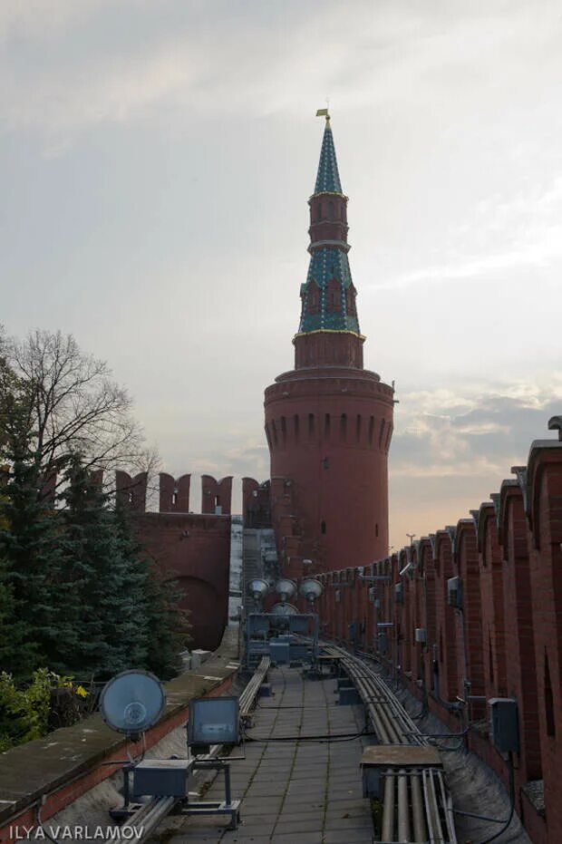 Погулять в кремле. 1 безымянная башня. Кремлевская набережная москва достопримечательности. Сызрань спасская башня кремля. Погулять в кремле.