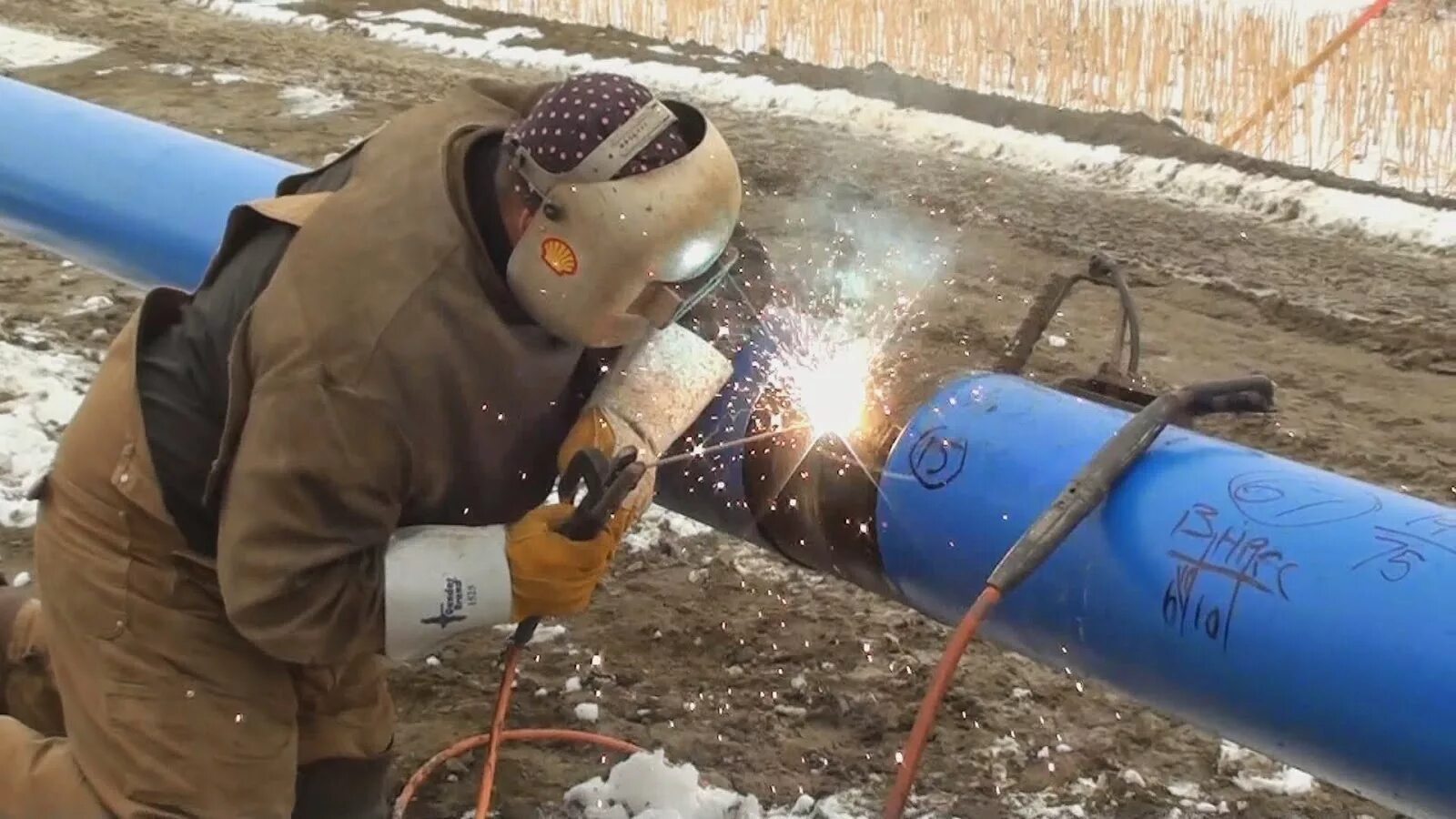 Сварка трубы 1200 мм два сварщика. Сварка нефтепровода. Газовая сварка стальных газопроводов. Газовая сварка стальных газопроводов. Сварка полуавтоматом сталь 15х5м.