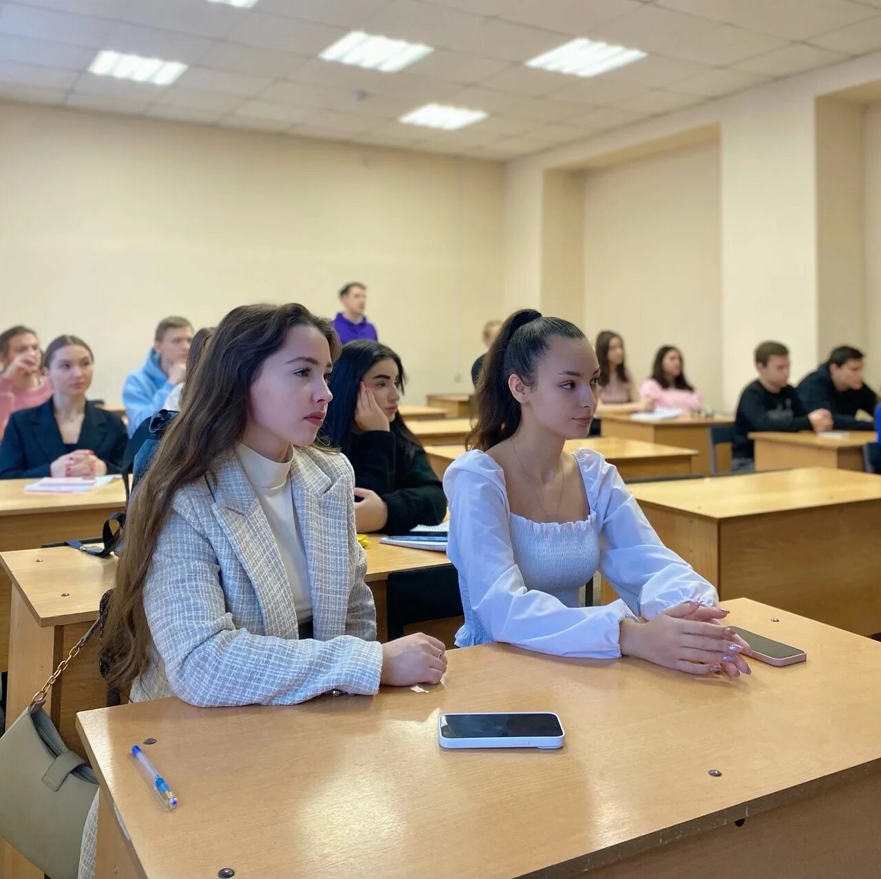 подборка студентов. студентки. студентка. выпускной в университете. радостные подростки в школе.