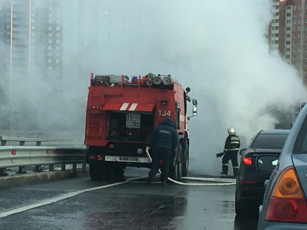 Что горит в горелово сейчас. Пожар в Горелово 20.07.21. Пожар в Горелово сейчас. Фура загорелась на каде. Горящий.кузов грузовика.