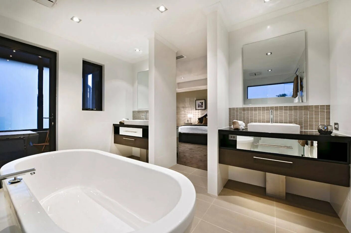 Фото современных ванн. Современная большая ванная комната. Огромная ванная комната в современном стиле. Ванная в двухэтажном доме. Шикарная ванная в доме в современном стиле.