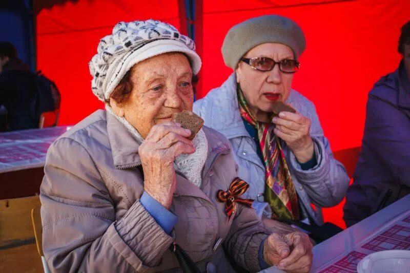 Порядок оформления пенсии. Пенсионеры. Пенсии рубеж. Митинг пенсионная реформа нижний тагил фото со спины. Пенсии рубеж.