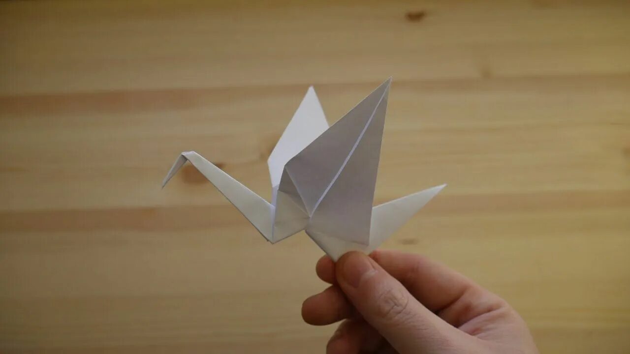 Оригами журавлик простой способ. Оригами Журавлик. Журавль из бумаги. Журавль оригами. Бумажный журавль из бумаги.