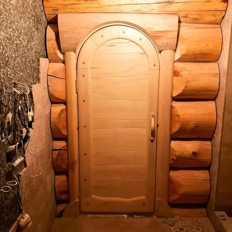 Дверь в баню. Двери в баню деревянные. Дверь в сауну деревянная. Дверь в баню деревянная входная.