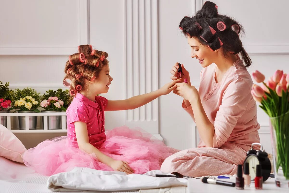 гламурные мамы. гламурные мамы. мама и дочка. мама с дочкой в парикмахерской. модные мамы с детьми.