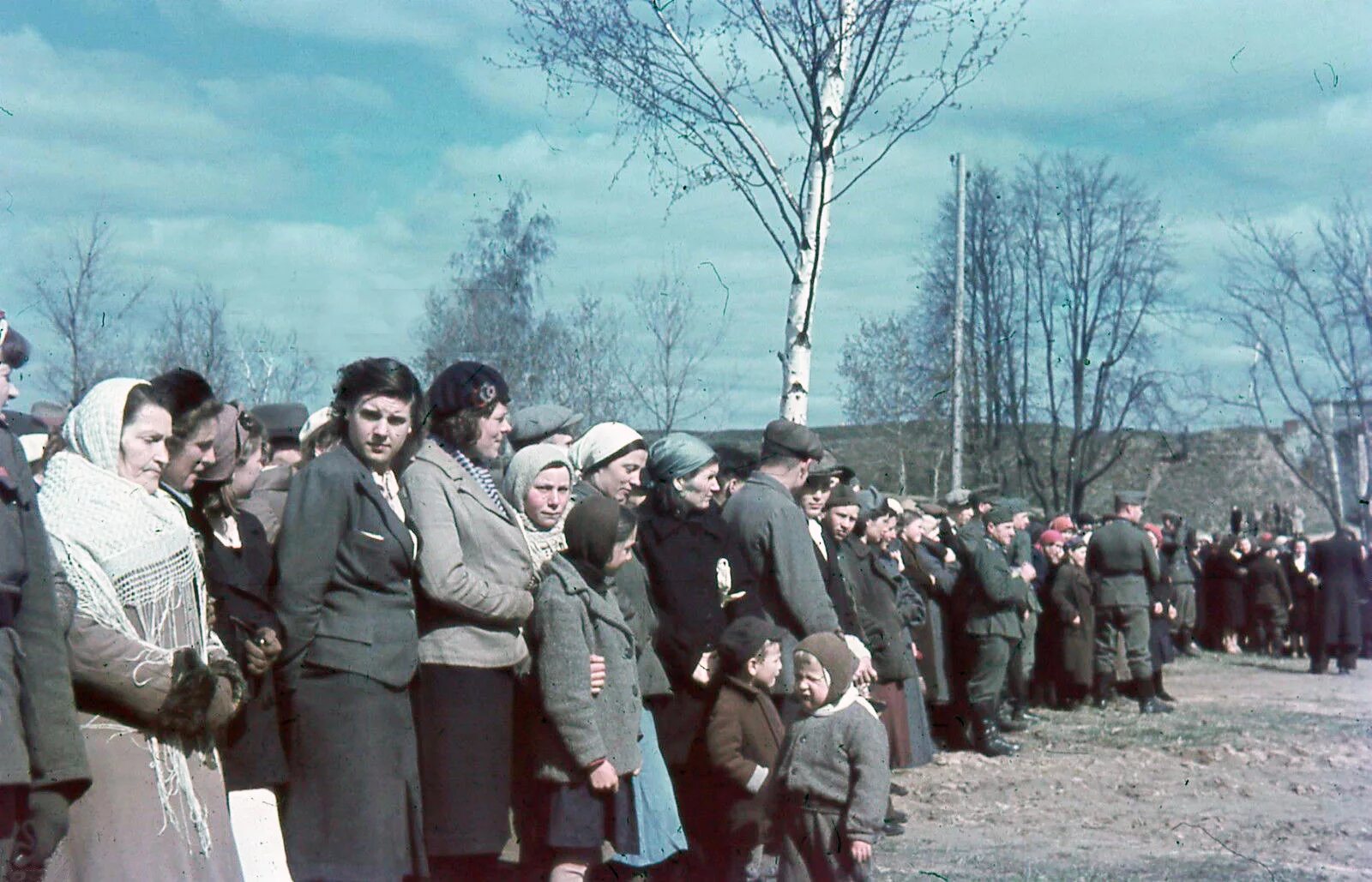 Мирное время группа. Оккупированный Смоленск 1942. Смоленск 1941-1943 жизнь в оккупации. Смоленск 1941 год оккупация. Смоленск в годы войны 1941-1943 года оккупация.