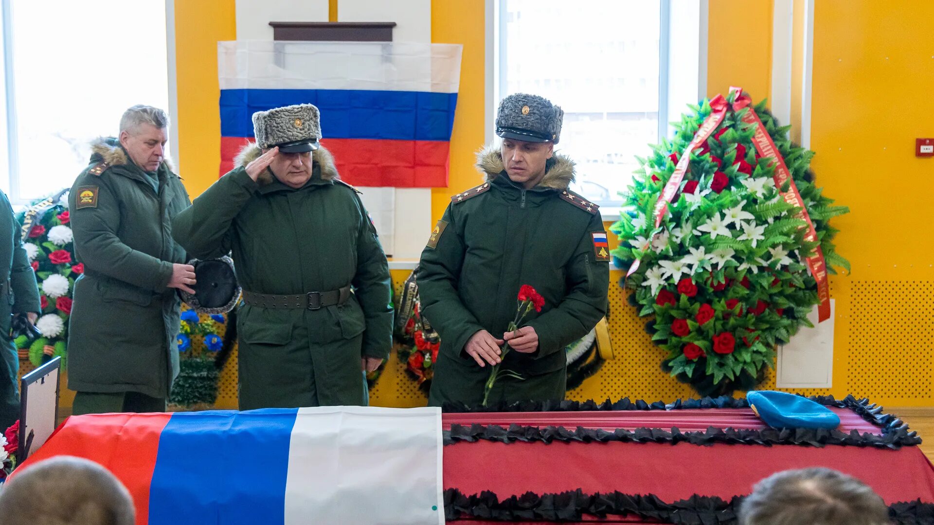 Похороны солдата погибшего на Украине. Похороны солдат погибших в Украине 2022. Могилы погибших на Украине российских военных 2022.