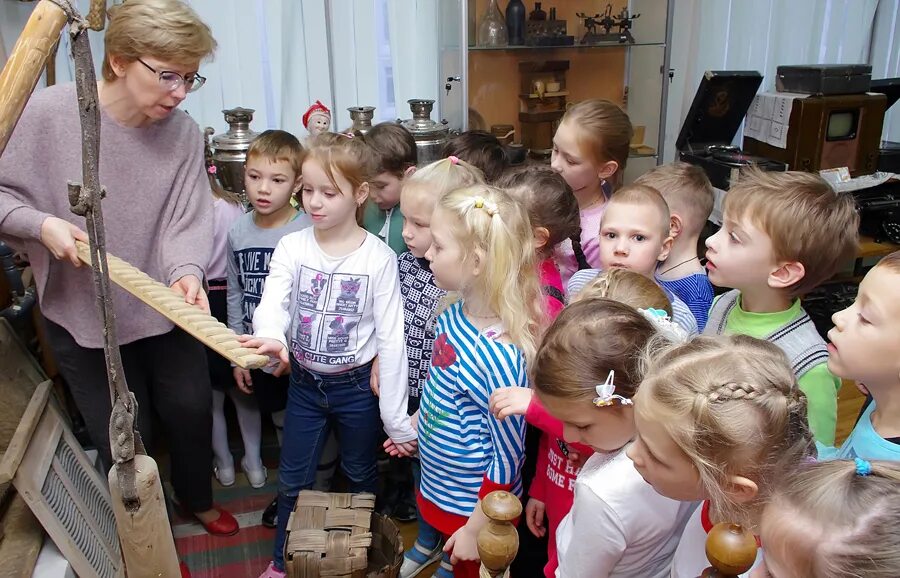 Сценарий экскурсии в музей. Дошкольники в музее. Экскурсия в музее. Экскурсия в музей для дошкольников. Дошкольники на экскурсии в школе.