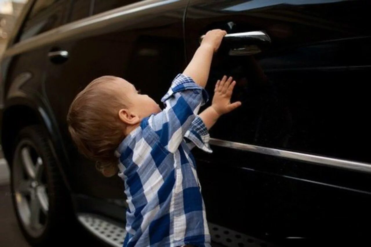 Показал машины папы. Ребенок возле машины. Автомобиль для детей. Для малышей. Машины. Ребенок рядом с машиной.