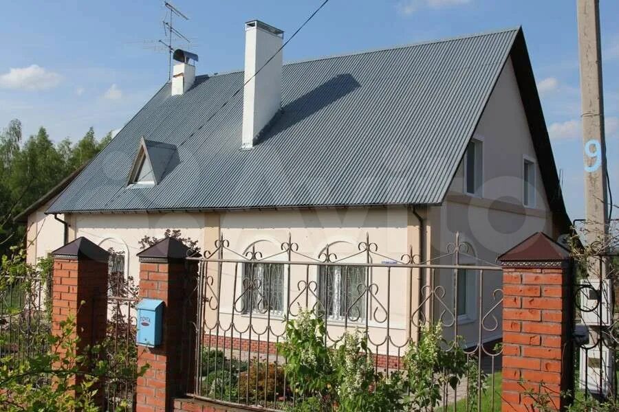 Кирпичный деревня. Кирпичный дом в деревне. дом в деревне из кирпича. кирпичный домик в деревне. дом из белого кирпича деревня.