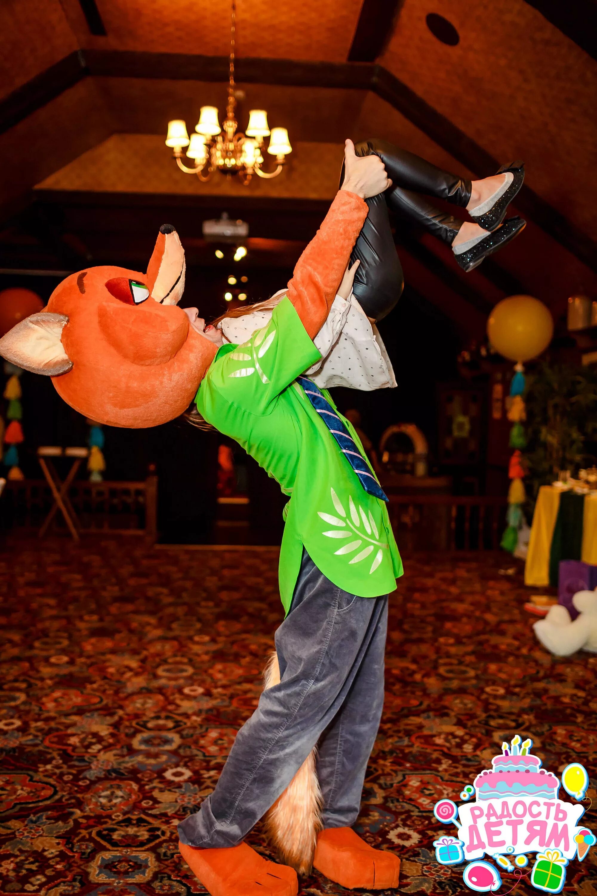 Фотографии с детского праздника. Аниматоры стара осколбелгородская область. Детские аниматоры. Аниматоры в музее. Клоун лампочкин аниматор казань.