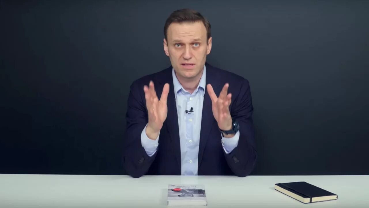 Навального видео показать. Навальный за столом. Навальный сидит за столом. Фон Навального. Навальный ютуб.