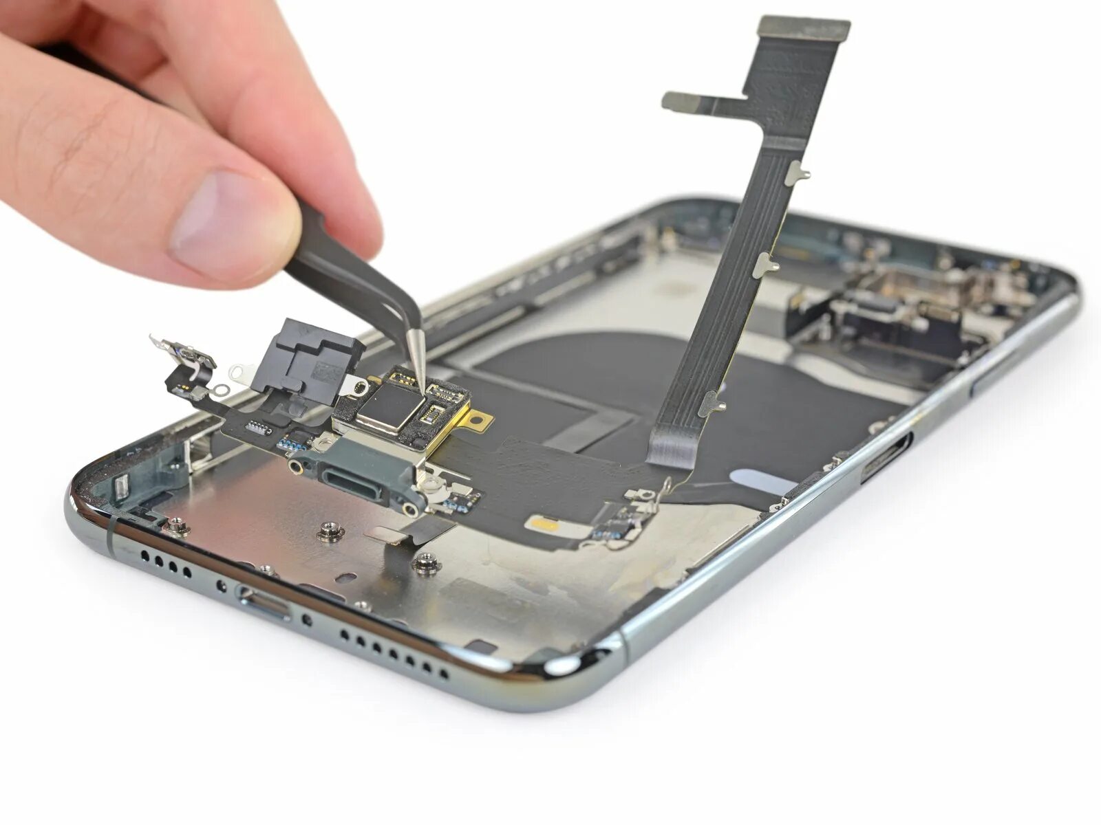 Замена шлейфа зарядки. IFIXIT iphone 11 Pro Teardown. Iphone 11 Pro разъем зарядки. Iphone 11 IFIXIT. Iphone 11 гнездо зарядки.