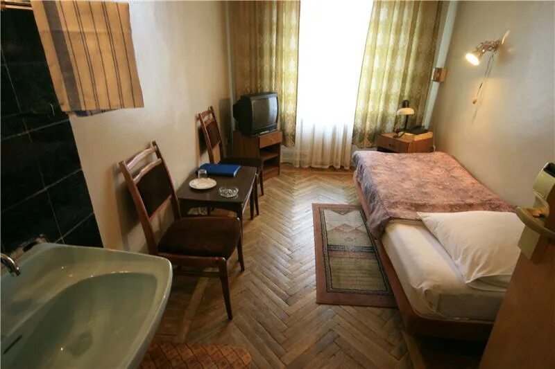 Ужасный отель. Страшные номера гостиниц. Самый плохой номер. Дешевый номер в гостинице. Ужасный номер в отеле.