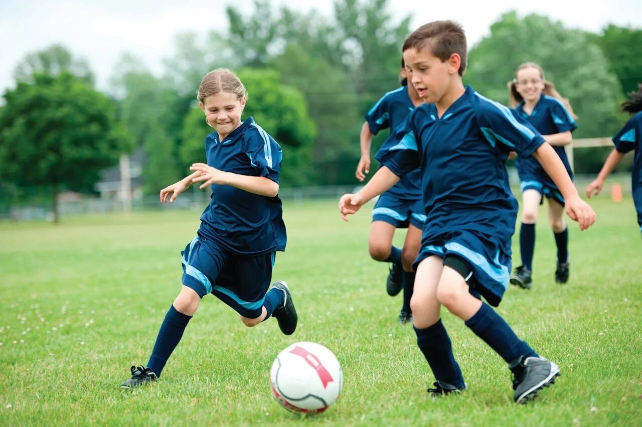 Спортивные дети. Футбол дети. Школьники играющие в футбол. Мальчик занимается спортом. В футбол играть надо