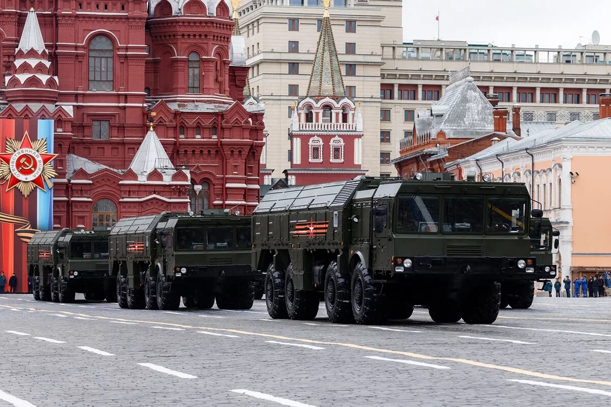 Московский военный. Искандер м на параде. Искандер м на красной площади. Искандер на параде в Москве. ОТРК Искандер на параде Победы на красной площади.