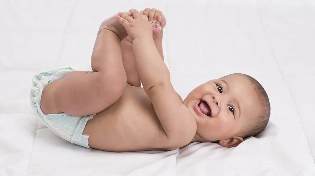 Ребенок вверх головой. Почему ребенок поднимает ноги вверх. Малыш лежа на спине. Почему ребенок поднимает ноги вверх. Мальчик на четвереньках.