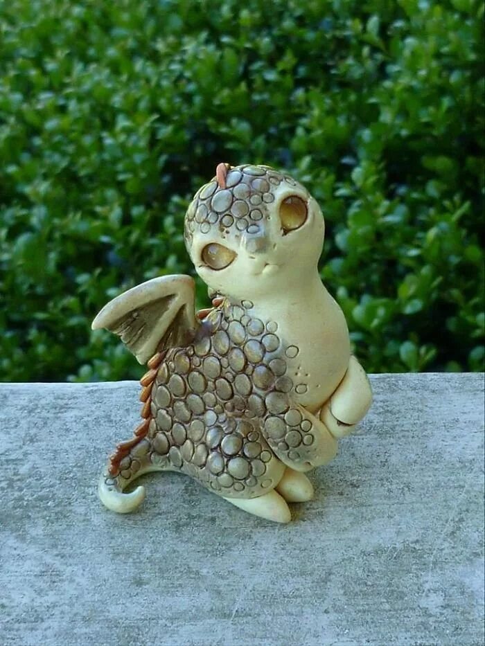 Необычные существа из глины. Королевская кракозябра. Сказочные фигурки из глины. Необычные фигурки. Необычные скульптуры из глины.
